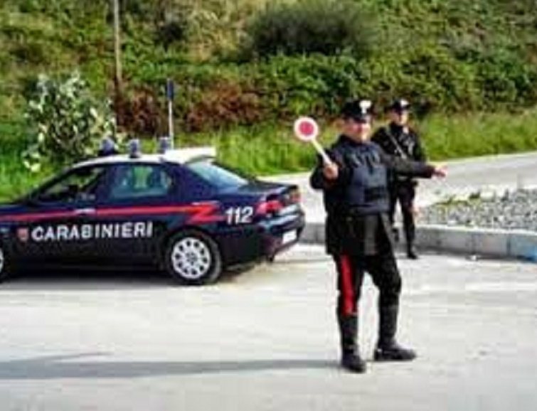 Senza patente alla guida nei guai una donna