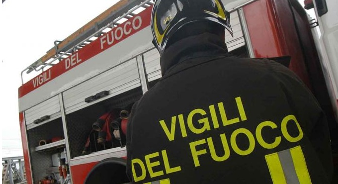 TRINO: Incendio di una auto gru