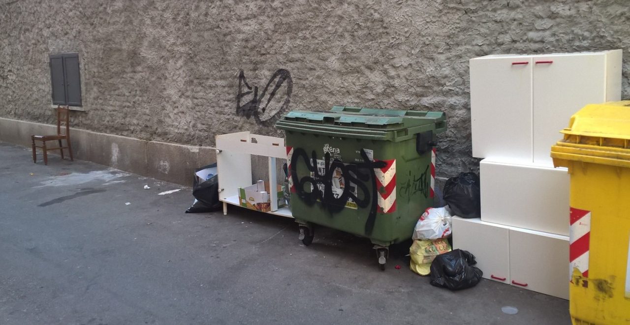 ABBANDONA MOBILI DAVANTI ALLA CHIESA