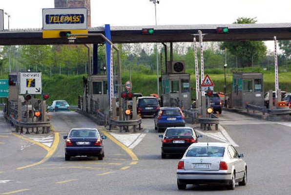 Auto in fiamme in autostrada