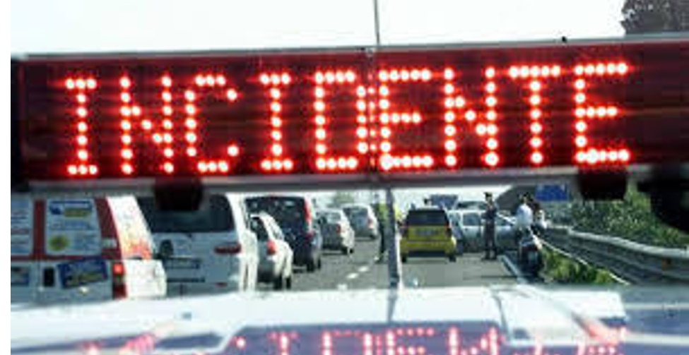 Scontro fra camion sulla A4 vicino a Greggio