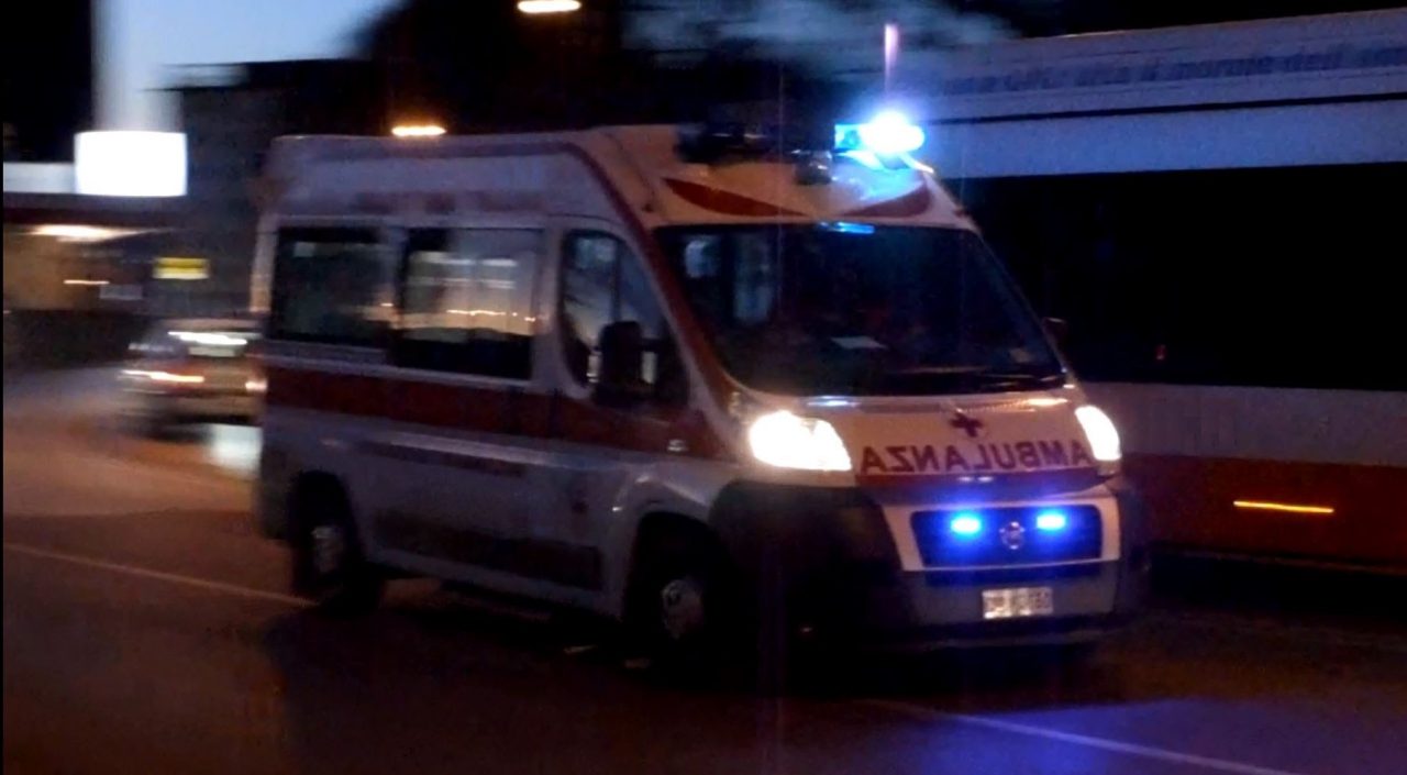 CRONACA: Tir tampona ambulanza del 118 impegnata nei soccorsi e fugge. Alla guida un vercellese