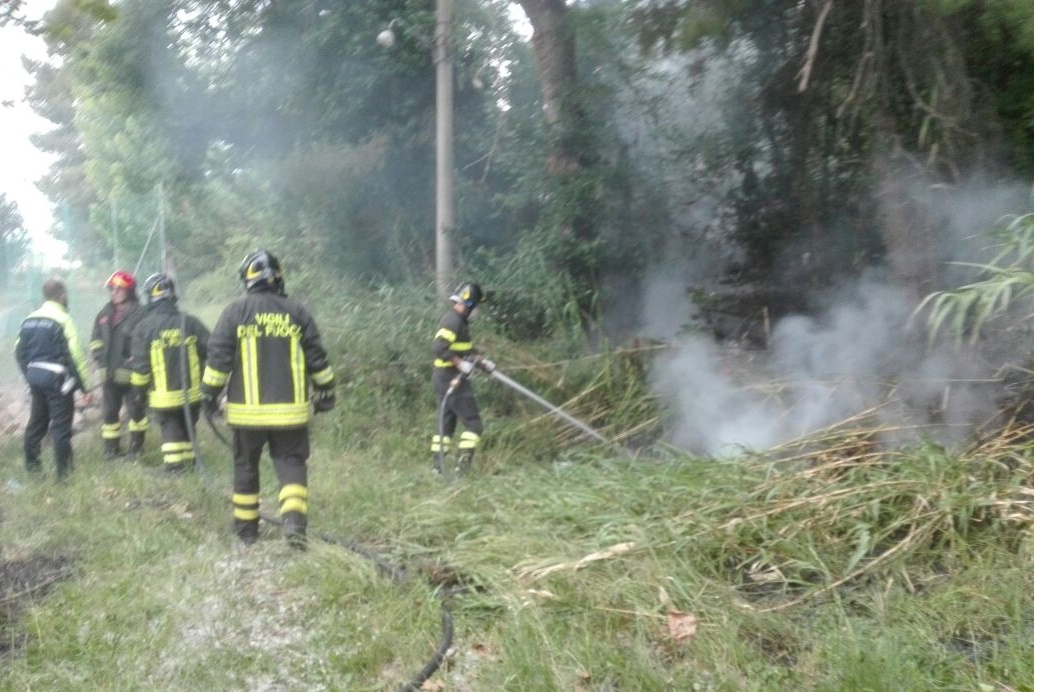 CRONACA: le fiamme distruggono il campo da calcio