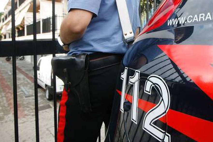 Ubriaco con un’arma in auto: denunciato