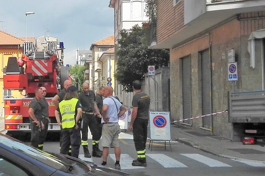 VERCELLI: Caduta calcinacci in via F. Borgogna