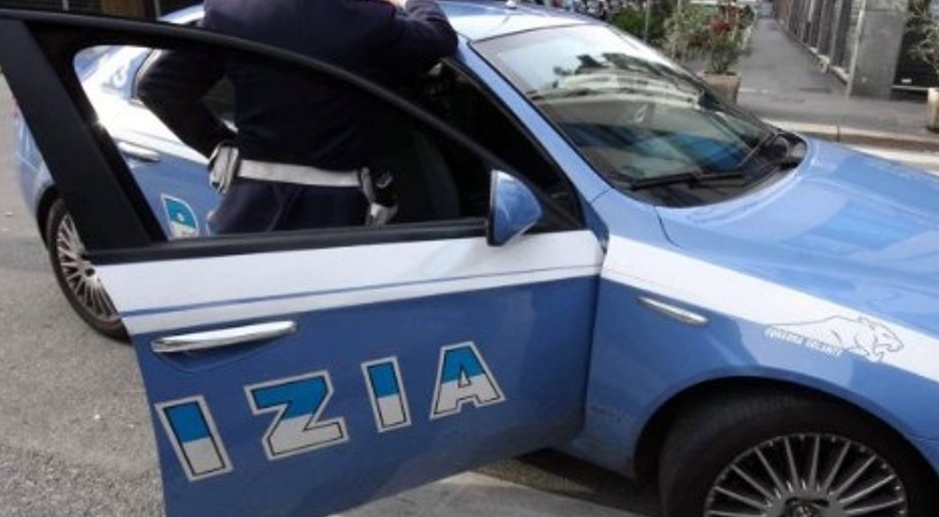Giovane donna tenta di sottrarre la bimba di 5 mesi ad una mamma