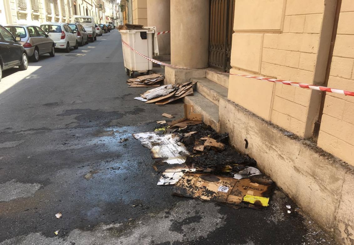 VERCELLI: cassonetto in fiamme in via Laviny