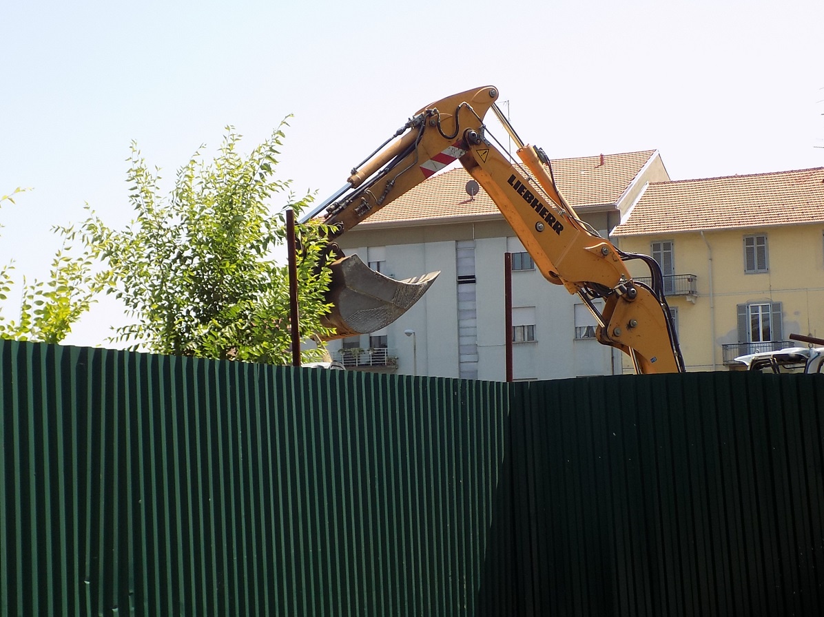 VERCELLI: iniziati i lavori di demolizione del cantiere di via Derna