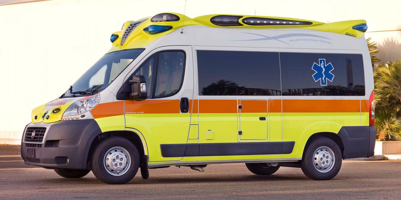Auto contro moto: morta la donna in sella