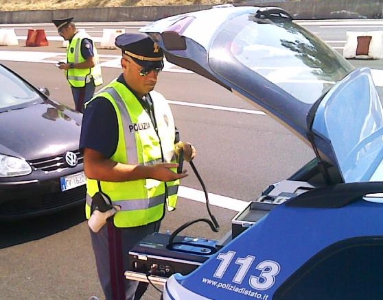 In autostrada con coltelli e droga