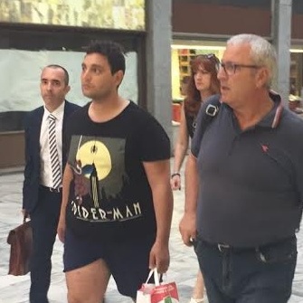 L’HA ASSASSINATA CON DUE COLTELLI