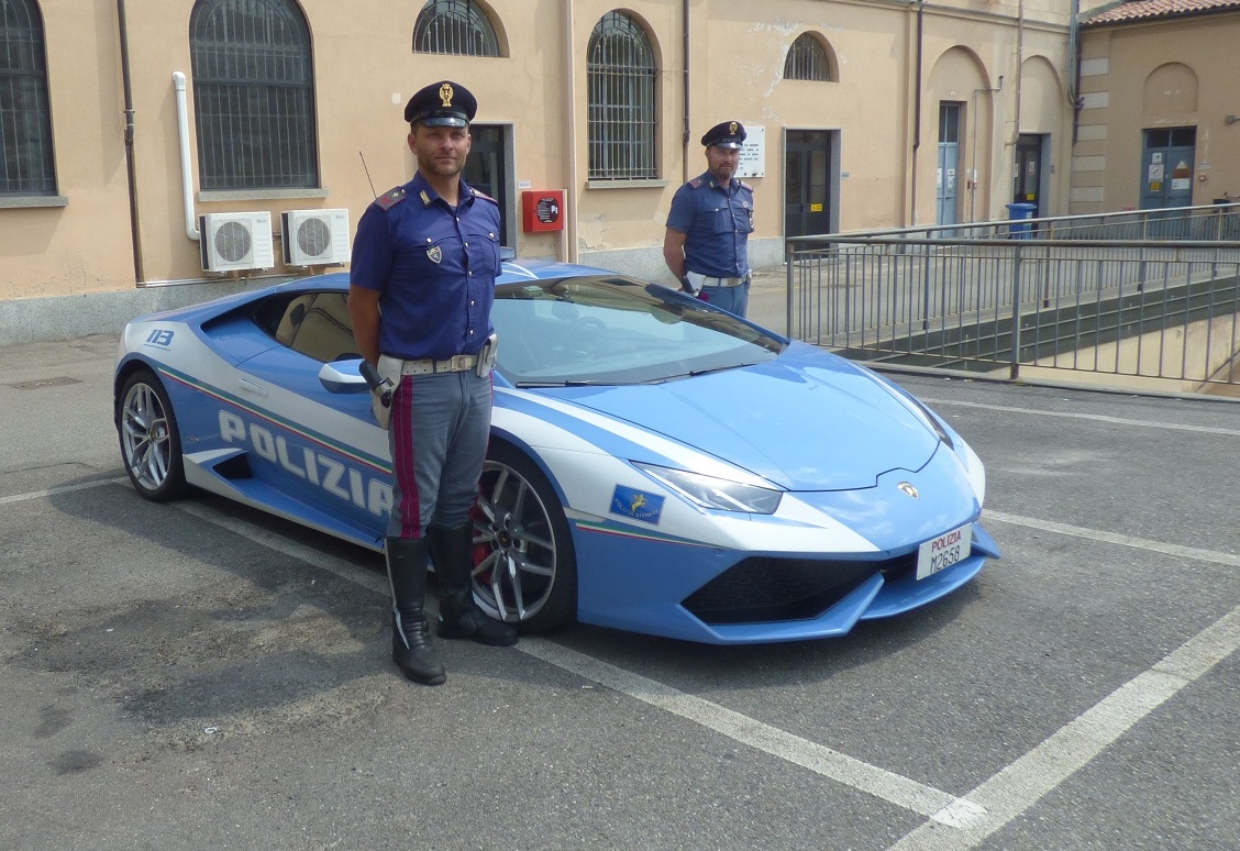 La Lamborghini della Polizia ha fatto tappa a Vercelli
