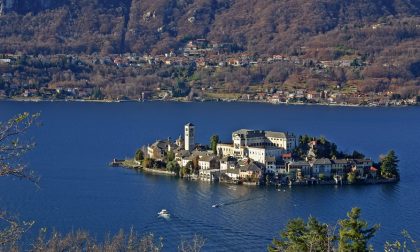 Rischia di annegare nel lago