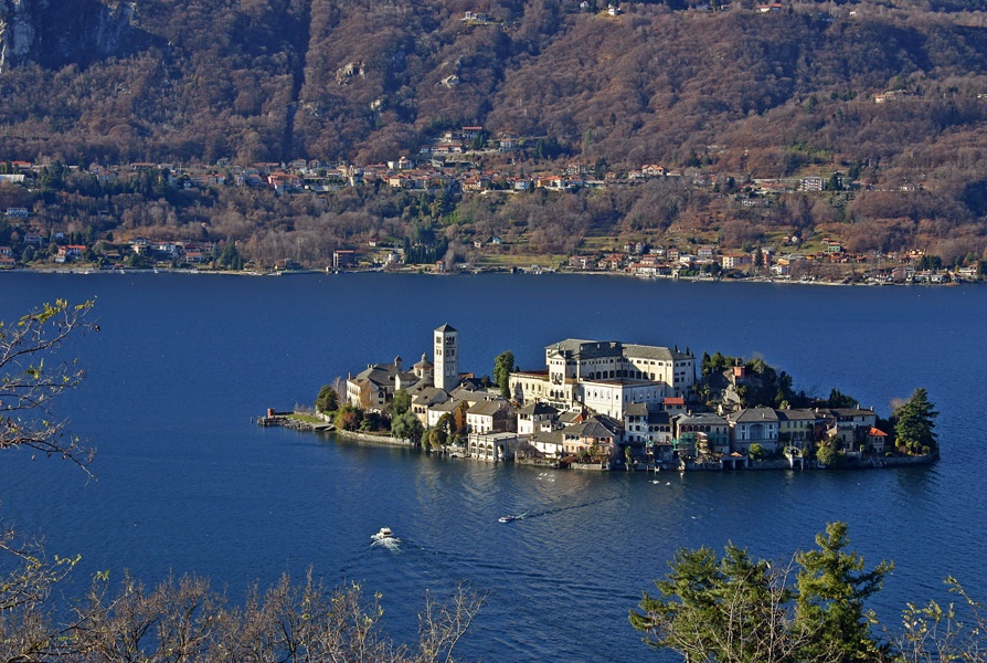 Rischia di annegare nel lago