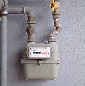Usa il gas senza pagarlo: denunciato