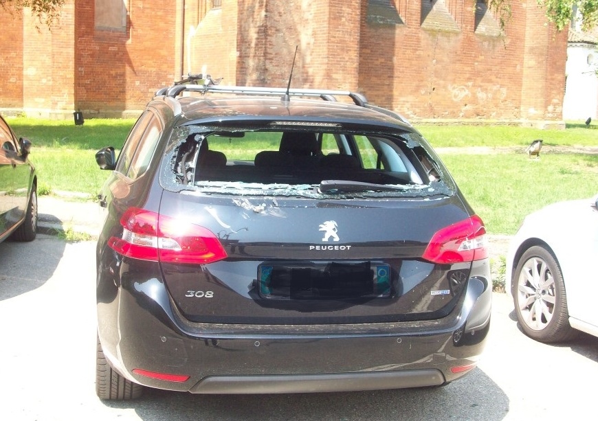 VERCELLI: Spaccano il lunotto di un’auto