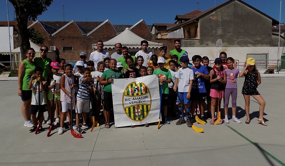 VERCELLI. i bambini del centro estivo “innamorati” dell’hockey!
