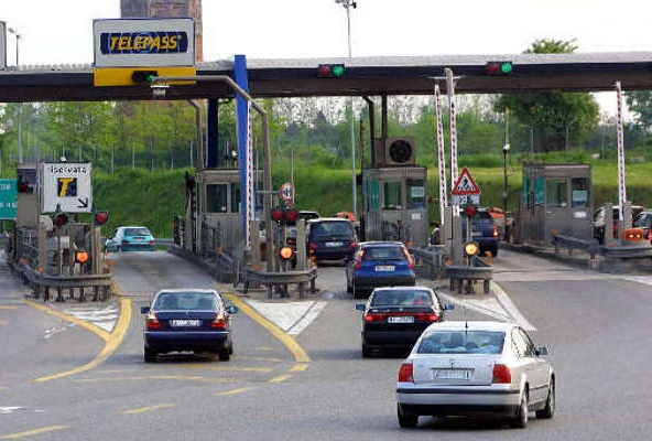 A piedi in autostrada nel cuore della notte