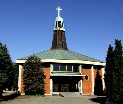 Bestemmie e disegni osceni sul portone della chiesa