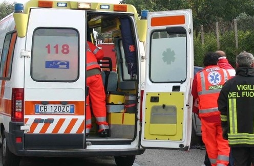 CARESANA: auto fuori strada sulla provinciale 19