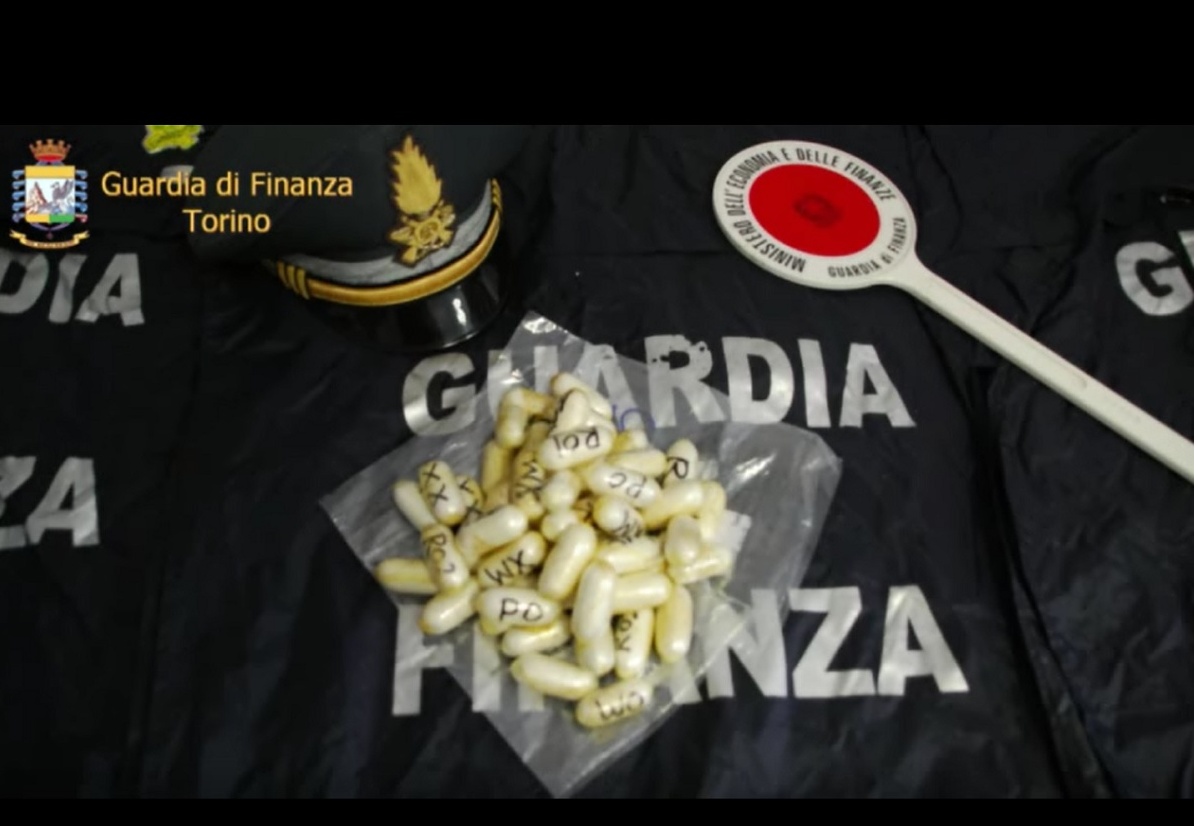 CRONACA: Arrestato con oltre un chilo di cocaina nello stomaco