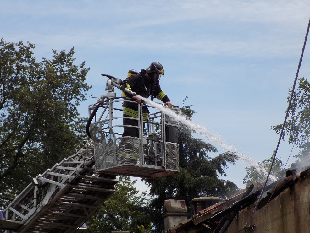 CRONACA: in fiamme i silos di una riseria. Vigili del fuoco al lavoro per 36 ore