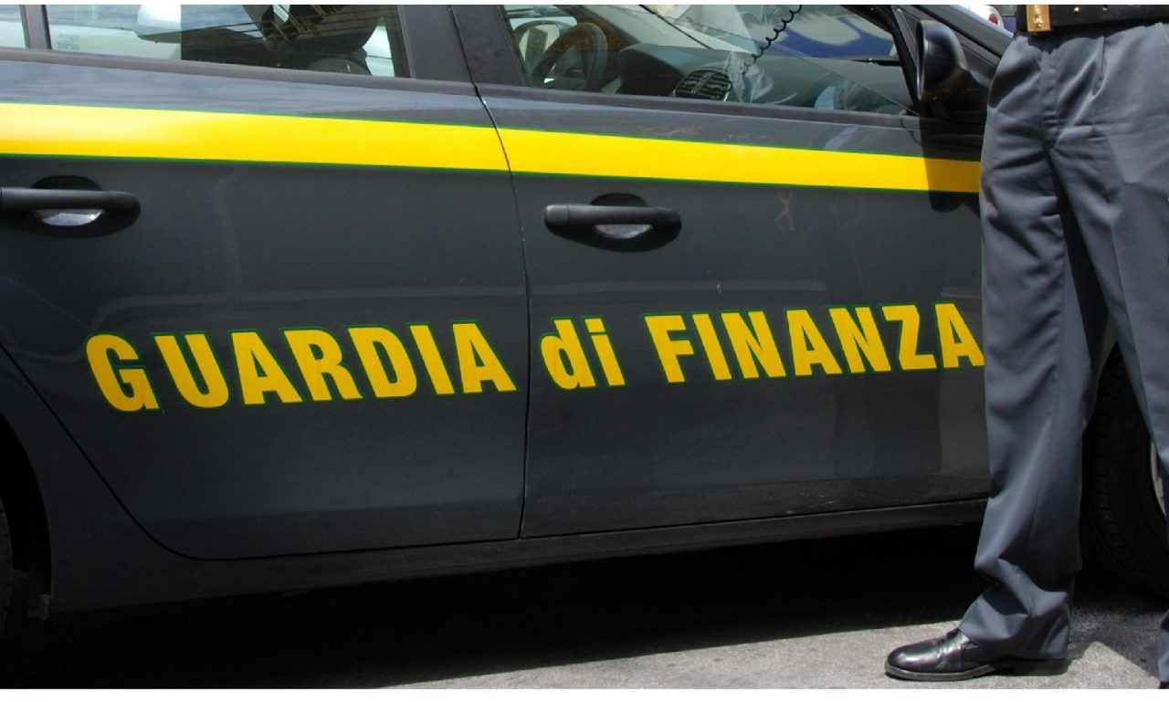 Mascherine cinesi importate illegalmente, sequestrati 400.000 pezzi