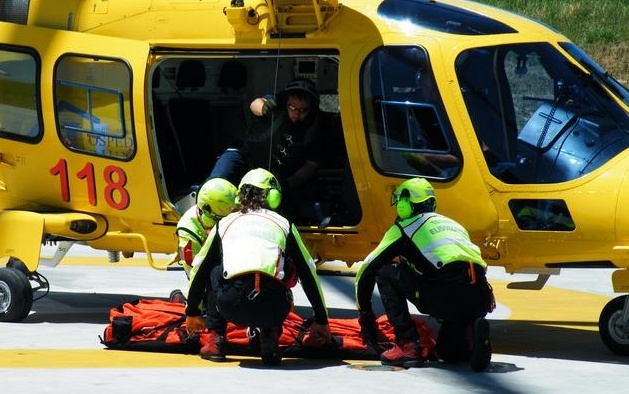 CRONACA: pescatore rimane incastrato fra i massi
