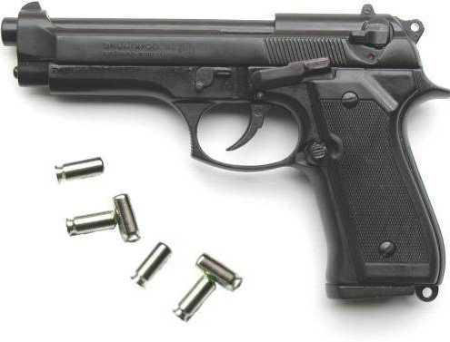 Davanti a casa dell’ex con una pistola