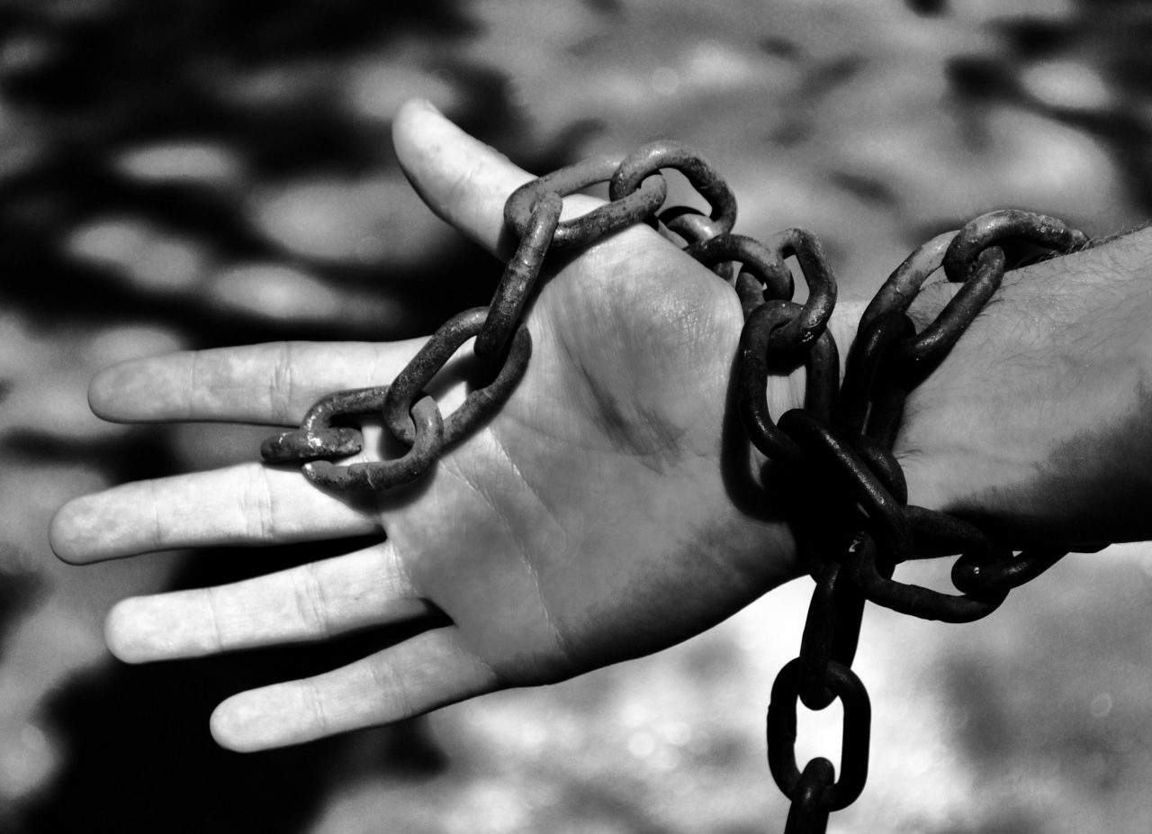In disco con una catena: denunciato