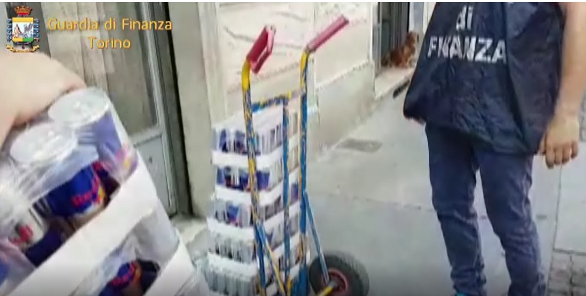 PIEMONTE: Sequestrate 15.000 lattine di energy drink tarocco