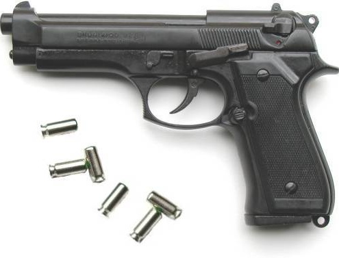 PIEMONTE: Turista minaccia i passanti con una pistola