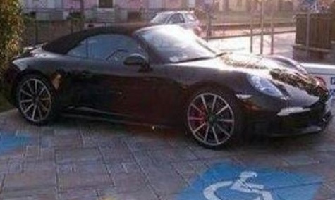 Parcheggia la Porsche nel posto dei disabili