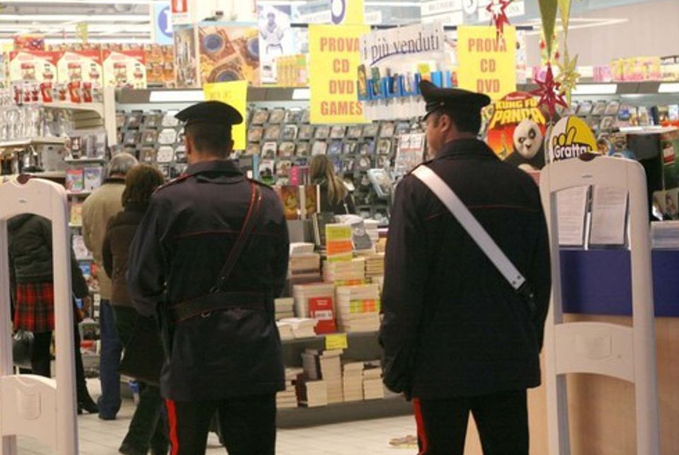 Furto al supermercato denunciato un 22enne