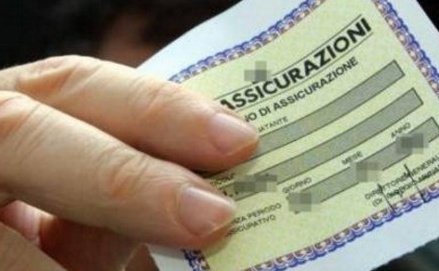 Finto assicuratore truffa un vercellese