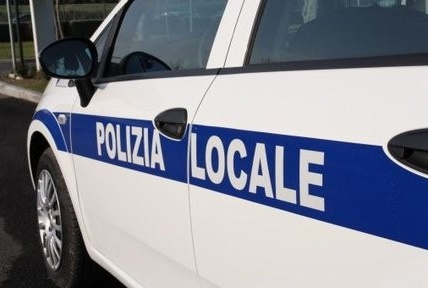 Anziano in carrozzina cade in un fosso