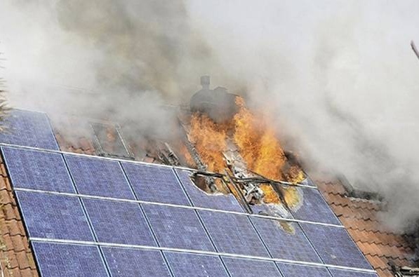 CRONACA: impianto fotovoltaico in fiamme. Impegnati anche i Vigili del Fuoco di Vercelli