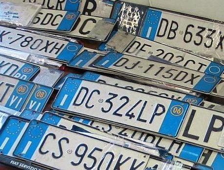 Dopo l’incidente se ne va, ma perde la targa