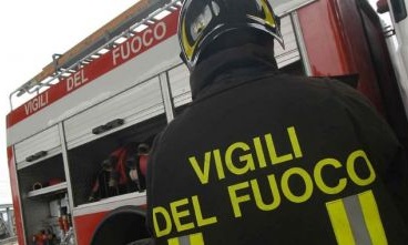 Fugge nei boschi e aggredisce i Carabinieri