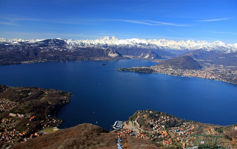 Il vento li porta lontani dalla riva del lago