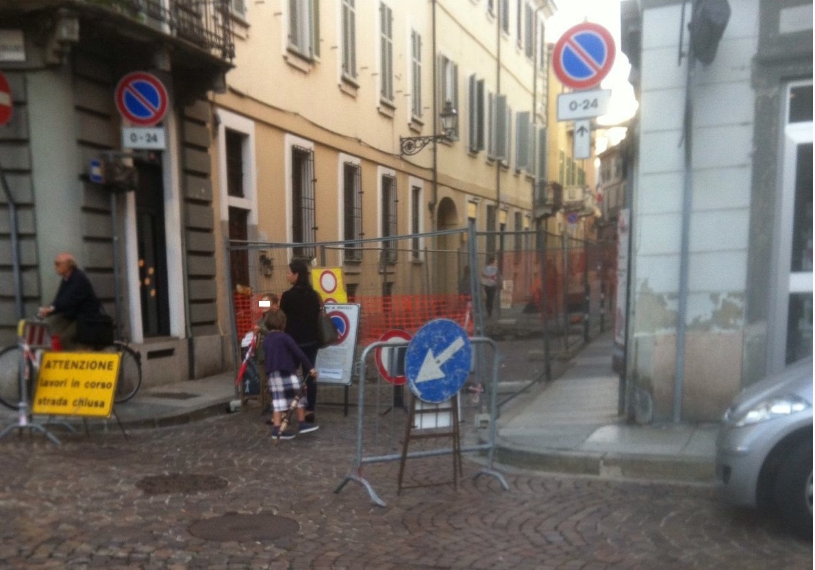 Lavori senza preavviso: caos in via Monte di Pietà