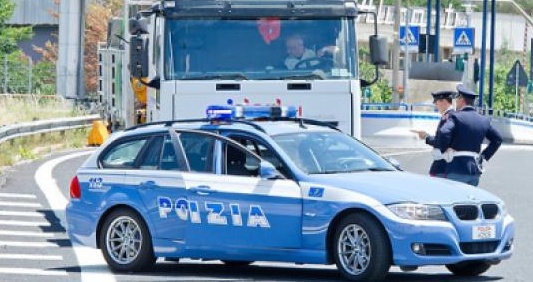 Macchina ribaltata sull’autostrada