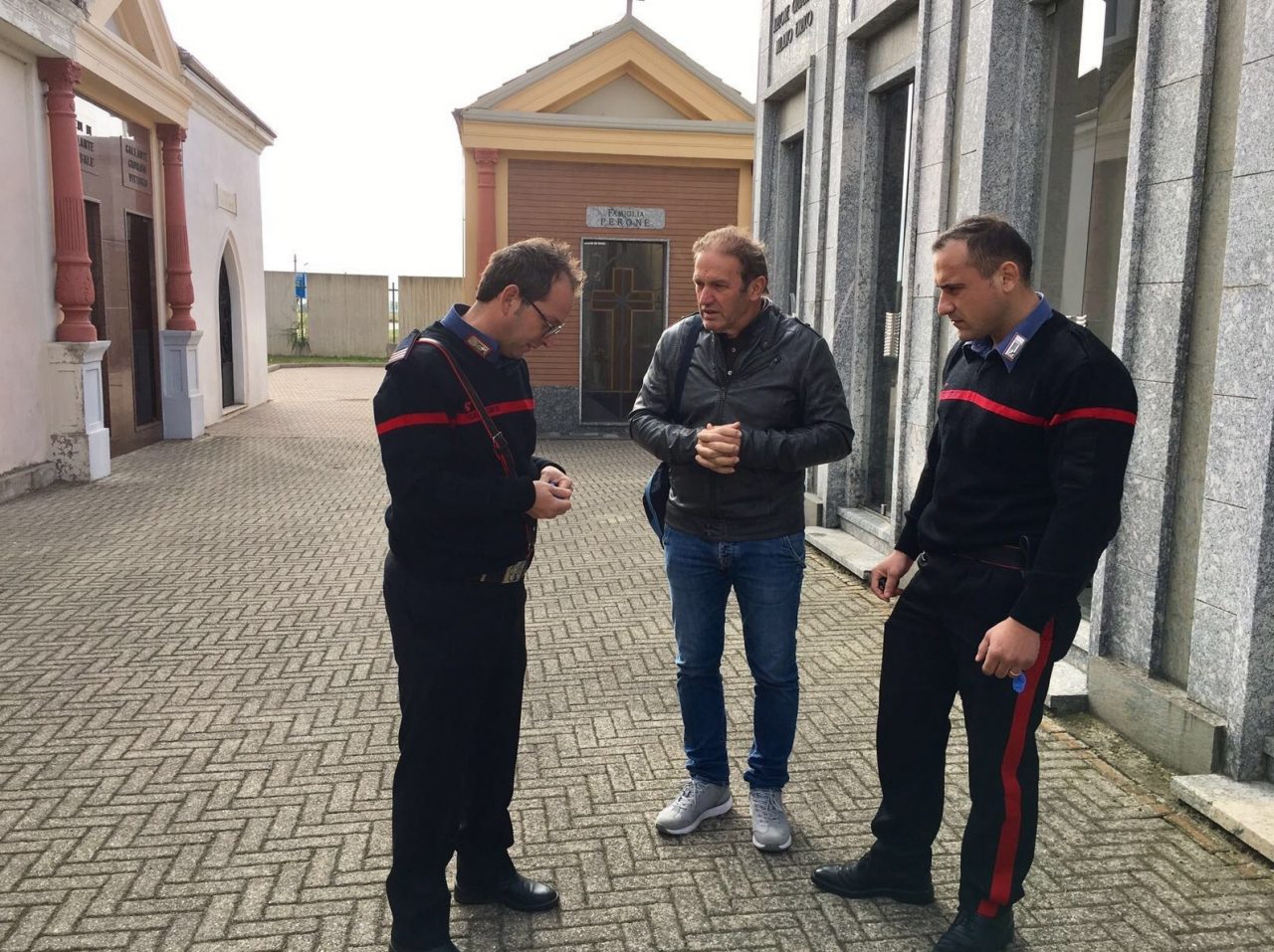 PREDONI DI RAME DEVASTANO CIMITERO