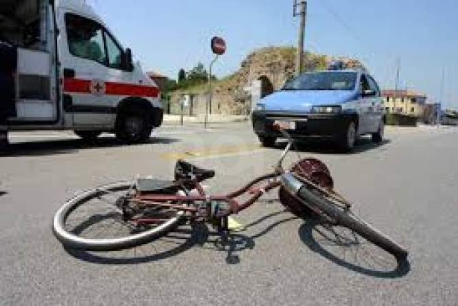 Scappa dopo l’incidente, ma l’auto viene riconosciuta