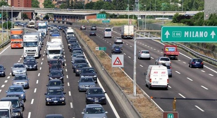 Schianto contro il guard-rail: morto un motociclista