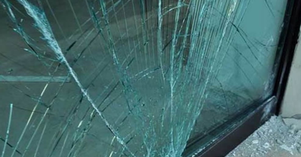 Sfonda una vetrina in auto e scappa