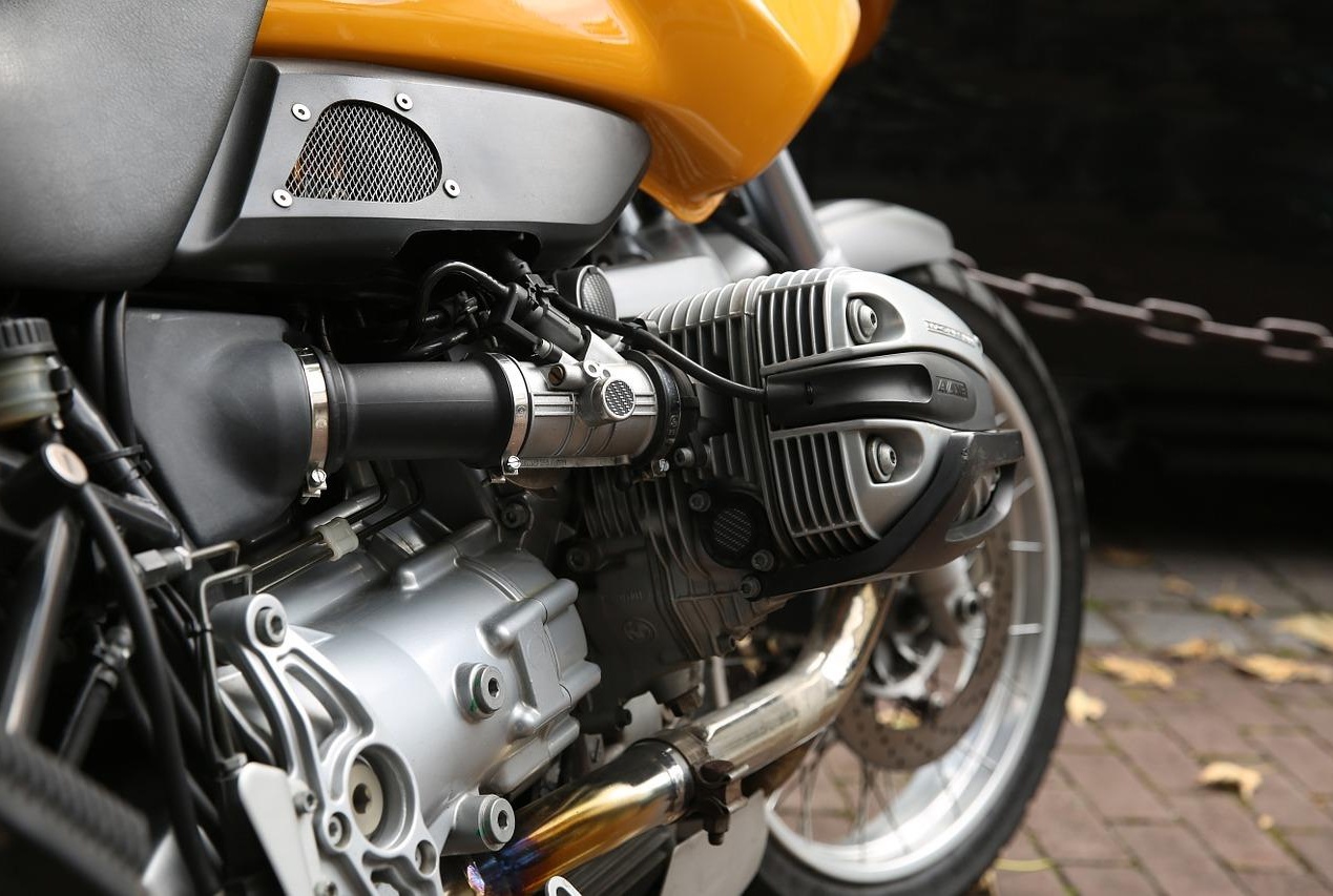 Sfondano la vetrina per rubare le moto
