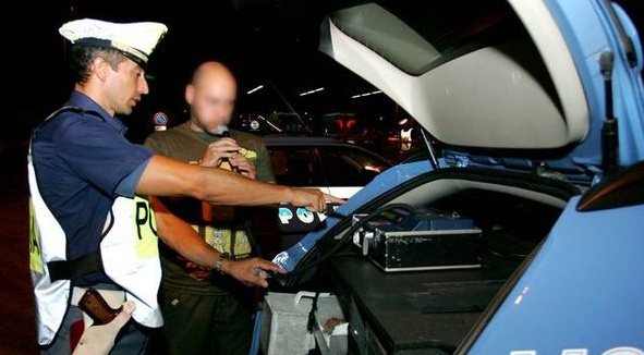 Ubriaco al volante, viene a prenderlo cugino sbronzo…