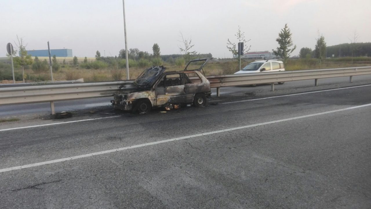 VERCELLI: Veicolo in fiamme