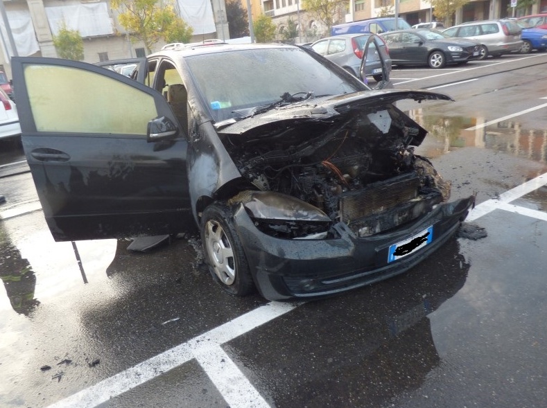Auto distrutta dalle fiamme